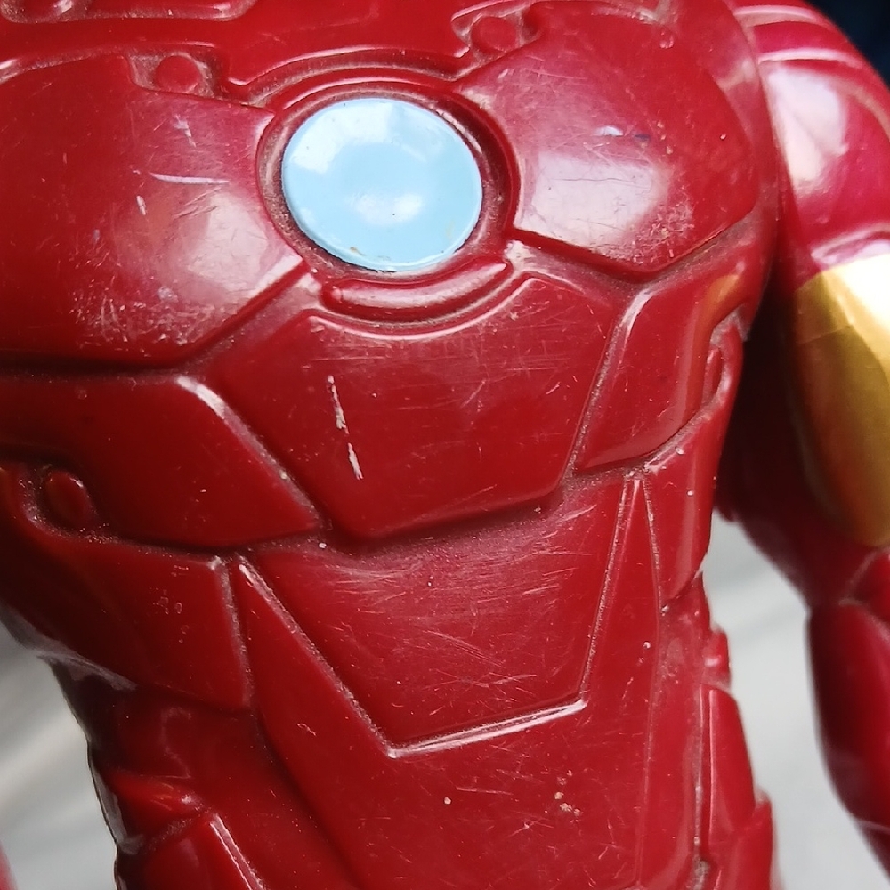Iron Man Red & Gold Action Figure - Picture 4 of 5